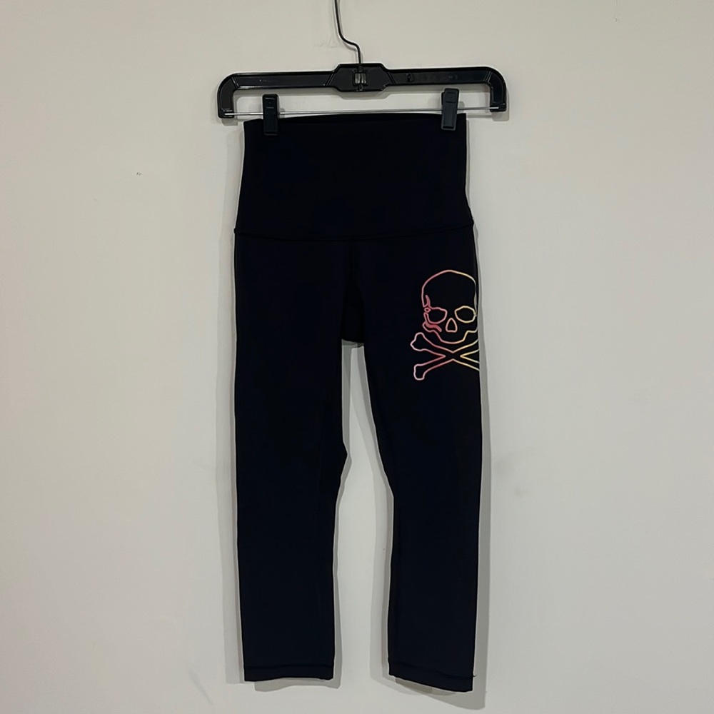Lululemon black hi rise Wunder under crop w/ soul cycle, skull decal sz 2